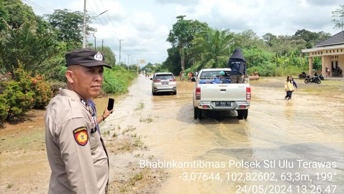 Jalinsum antara Mura dan Muratara terendam banjir.