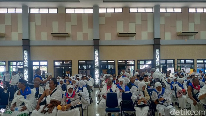 Jemaah calon haji kloter 10 saat berada di Asrama Haji Palembang.