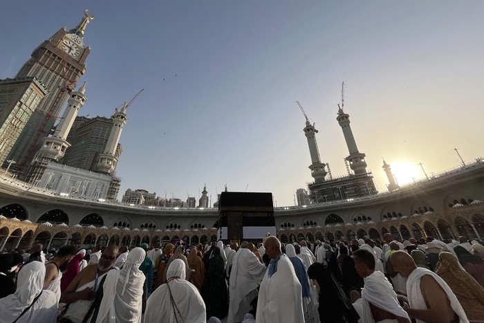 Jamaah calon haji Indonesia memanjatkan doa di Masjidil Haram, Makkah, Arab Saudi, Kamis (23/5/2024). Menjelang waktu shalat, Masjidil Haram dipadati kaum muslim yang akan menunaikan ibadah shalat Magrib. ANTARA FOTO/Sigid Kurniawan/aww.