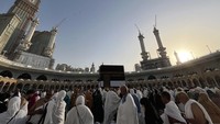 Menjelang waktu salat, Masjidil Haram dipadati kaum muslim.