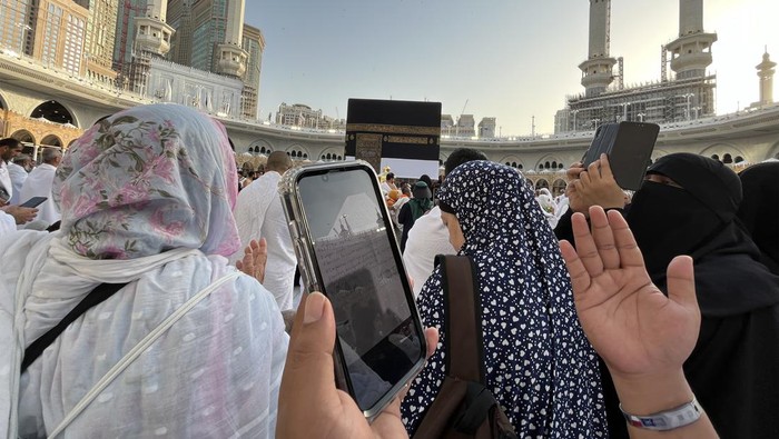 Jamaah calon haji Indonesia memanjatkan doa di Masjidil Haram, Makkah, Arab Saudi, Kamis (23/5/2024). Menjelang waktu shalat, Masjidil Haram dipadati kaum muslim yang akan menunaikan ibadah shalat Magrib. ANTARA FOTO/Sigid Kurniawan/aww.