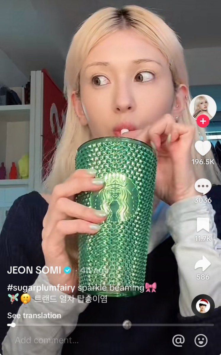 Jeon Somi minum dengan tumblr berlogo Starbucks