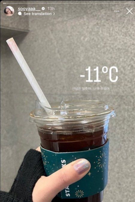 Jisoo Blackpink foto minum kopi starbucks