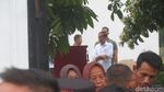Potret Jokowi Bagi-bagi Bingkisan Bahan Pokok di Jogja