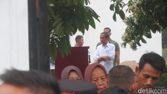 Momen Jokowi membagikan bingkisan berisi bahan pokok kepada warga maupun turis yang memadati kawasan Malioboro, Jogja, pada Jumat (24/5/2024).