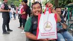 Potret Jokowi Bagi-bagi Bingkisan Bahan Pokok di Jogja