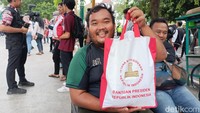 Dikemas dalam tas bernuansa merah putih, bingkisan bahan pokok berisikan beras, gula, teh, biskuit dan minyak goreng. Foto: Dwi Agus/detikJogja