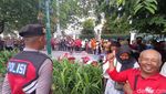 Potret Jokowi Bagi-bagi Bingkisan Bahan Pokok di Jogja