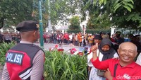 Antrian tak hanya diikuti pedagang asongan dan warga Jogja, ada pula wisatawan Malioboro yang ikut mengantre. Foto: Dwi Agus/detikJogja