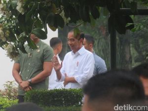 Jokowi Bagikan Bahan Pokok, Warga-Pengunjung Mengantre di Malioboro