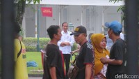 Beragam kegiatan dilakukan Presiden Jokowi selama di Jogja. Salah satunya adalah membagikan bingkisan berisi bahan pokok kepada warga maupun pengunjung di kawasan Malioboro, Jumat (24/5/2024) Foto: Dwi Agus/detikJogja