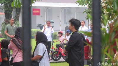 Potret Jokowi Bagi-bagi Bingkisan Bahan Pokok di Jogja