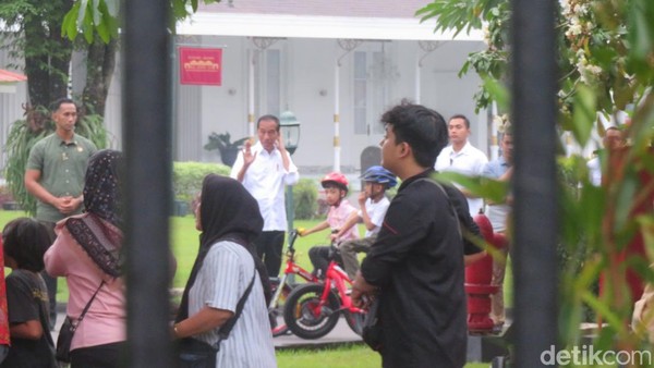 Potret Jokowi Bagi-bagi Bingkisan Bahan Pokok di Jogja