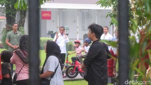 Potret Jokowi Bagi-bagi Bingkisan Bahan Pokok di Jogja