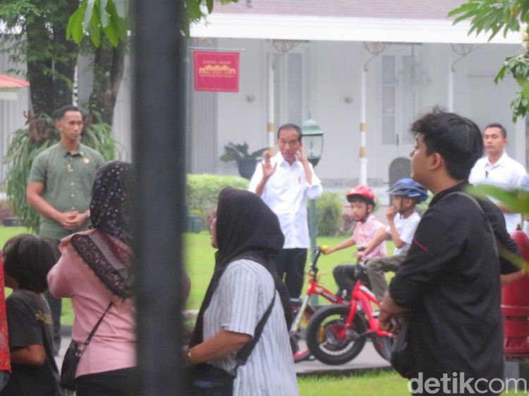 Potret Jokowi Bagi-bagi Bingkisan Bahan Pokok di Jogja