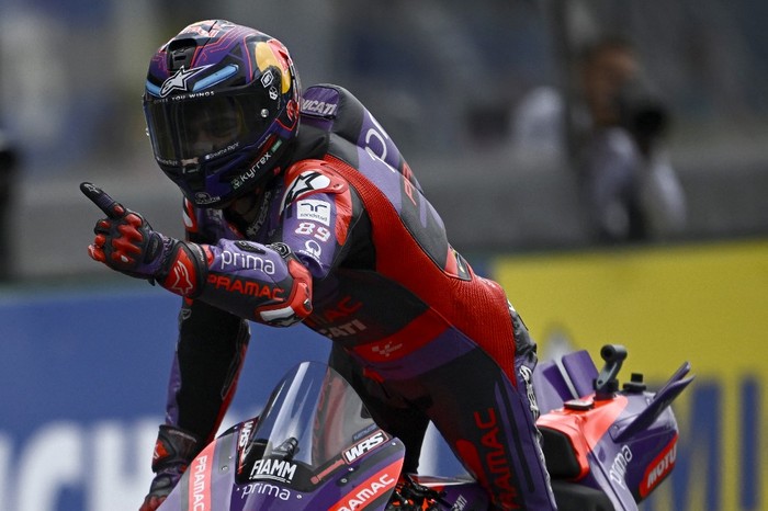 Prima Pramac Racings Spanish rider Jorge Martin celebrates after crossing the finish line to win the French MotoGP Grand Prix race at the Bugatti circuit in Le Mans, northwestern France, on May 12, 2024. (Photo by JULIEN DE ROSA / AFP)
