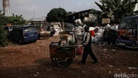 Warga mengeluhkan bau menyengat yang ditimbulkan oleh sampah tersebut.