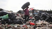 Menurut Hariadi, penempatan Tempat Penampungan Sementara (TPS) di lokasi tersebut bukan kewenangannya melainkan kesepakatan warga. Sudin LH hanya berwenang untuk menangani masalah penumpukan sampah yang sekarang sedang ditindaklanjuti.