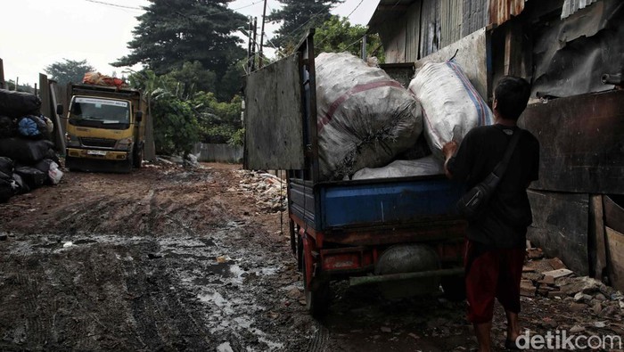 Jorok! Sampah Menumpuk di Joglo Timbulkan Bau Menyengat Sampah menumpuk di Joglo, Kembangan, Jakarta Barat (Jakbar). Keberadaan sampah itu dikeluhkan warga setempat karena menimbulkan bau menyengat.