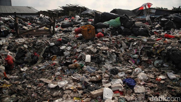 Jorok! Sampah Menumpuk di Joglo Timbulkan Bau Menyengat Sampah menumpuk di Joglo, Kembangan, Jakarta Barat (Jakbar). Keberadaan sampah itu dikeluhkan warga setempat karena menimbulkan bau menyengat.