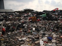 Jorok! Sampah Menumpuk di Joglo Timbulkan Bau Menyengat
