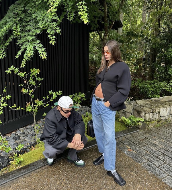 Hailey Bieber dan Justin Bieber Babymoon di Jepang, Pamer Baby Bump