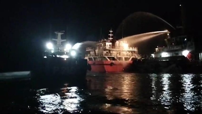 Kapal Tanker SPOB Jeanita terbakar di perairan Bintan.(Dok PPLP Tanjung Uban)