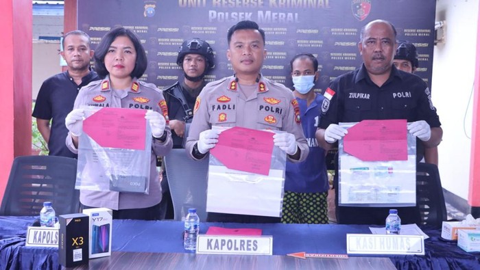 Kapolres Karimun AKBP Fadli Agus merilis kasus perampokan di musala. (Dok Polres Karimun)