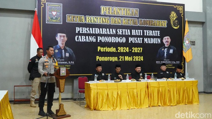 Kapolres Ponorogo AKBP Anton Prasetyo saat menghadiri pelantikan Ketua Ranting Komisariat PSHT Cabang Ponorogo