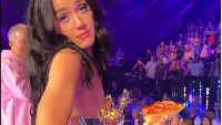 Lempar Pizza ke Penonton, Katy Perry Dihujani Kritik Tajam