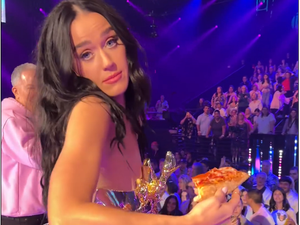 Lempar Pizza ke Penonton, Katy Perry Dihujani Kritik Tajam