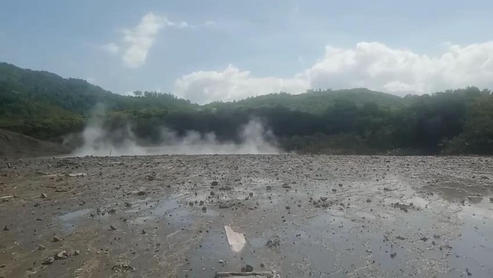 Kawah Keramikan Lampung Barat mengepulkan asap saat erupsi.