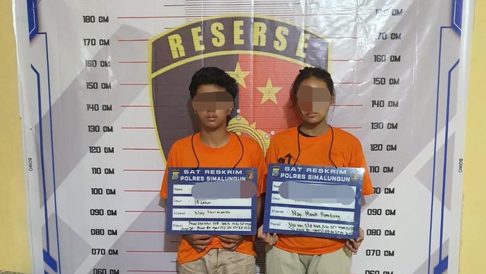 Kedua pelaku saat diamankan di kantor polisi. (Dok. Polres Simalungun)