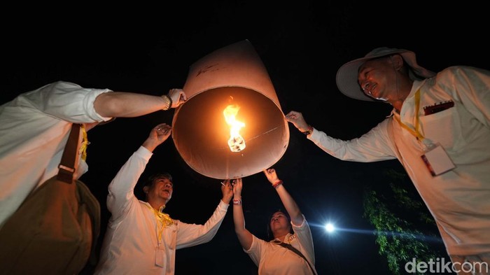 Ribuan orang antusias mengikuti pelepasan lampion saat Wasiak 2568 di Candi Borobudur. Acara itu berlangsung meriah.