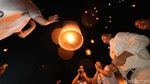 Keseruan Melepas Lampion di Candi Borobudur