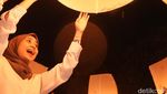Keseruan Melepas Lampion di Candi Borobudur