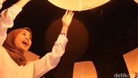 Adapun sebelum melepas lampion para umat melakukan sesi meditasi terlebih dahulu dibimbing oleh Bhikkhu Sangha, setelah itu para umat diperlihatkan tata cara melepaskan lampion.