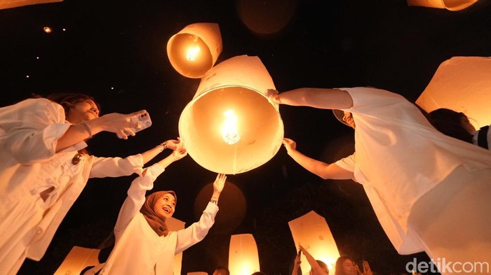 Keseruan Melepas Lampion di Candi Borobudur Ribuan orang antusias mengikuti pelepasan lampion saat Wasiak 2568 di Candi Borobudur. Acara itu berlangsung meriah.