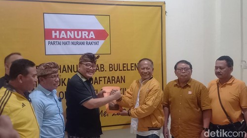 Ketua DPD I Golkar Bali Nyoman Sugawa Korry mendaftar sebagai bakal calon bupati (bacabup) Buleleng melalui Partai Hanura, Jumat (24/5/2024). (Foto: Made Wijaya Kusuma/detikBali)