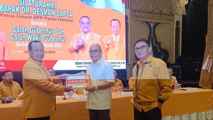 Ketua Umum Hanura Oesman Sapta Odang (kiri) menyerahkan surat rekomendasi ke Ilham Arief Sirajuddin (IAS) untuk Pilgub Sulsel.