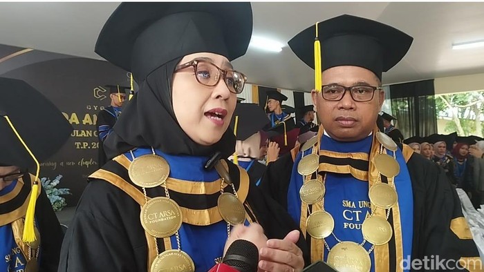 Ketua Yayasan SMA Unggulan CT Arsa Foundation Anita Ratnasari Tanjung memberikan keterangan seusai wisuda siswa-siswi di Deli Serdang. (Kartika Sari/detikSumut)