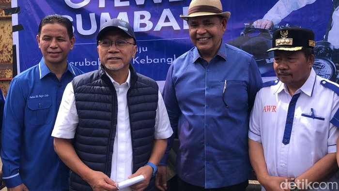 Ketum PAN Zulkifli Hasan saat didampingi Bupati Solok Epyardi Asd memberikan bantuan ke Agam, Sumbar (M Afdal Afrianto/detikSumut)