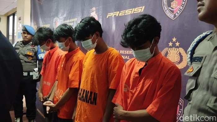 Komplotan pelaku begal di Jatiasih, Kota Bekasi yang melukai korban anak usia 13 tahun dengan sajam saat dihadirkan dalam konpers di Mapolres Metro Bekasi Kota (Maulani Ilhami/detikcom)
