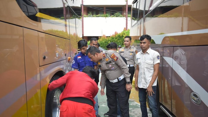 Kompol Alvin mengecek bus yang akan membawa pelajar ke Sumatera Utara