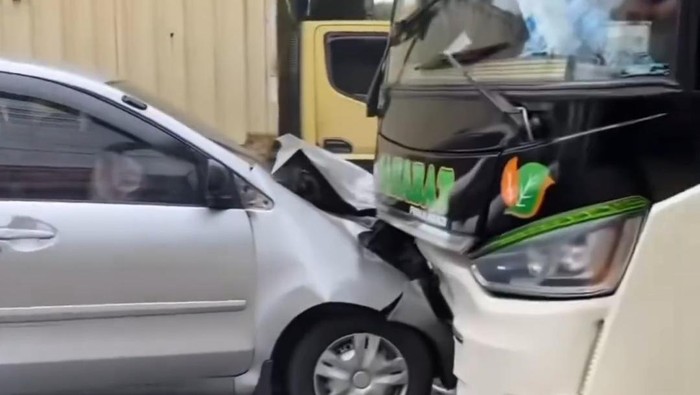 Kondisi mobil dan bus yang bertabrakan di Bandung