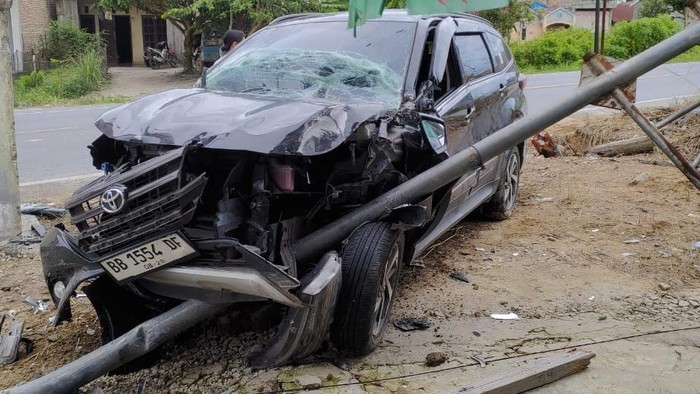 Kondisi mobil Toyota Rush usai menabrak tiang penunjuk arah. (Dok. Polres Toba)