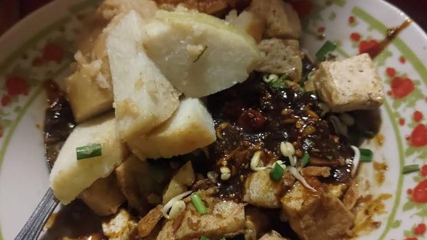 Kuliner Tulungagung: Tahu Lontong Bu Djuni.