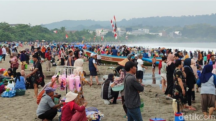 Kunjungan wisatawan di Pantai Pangandaran