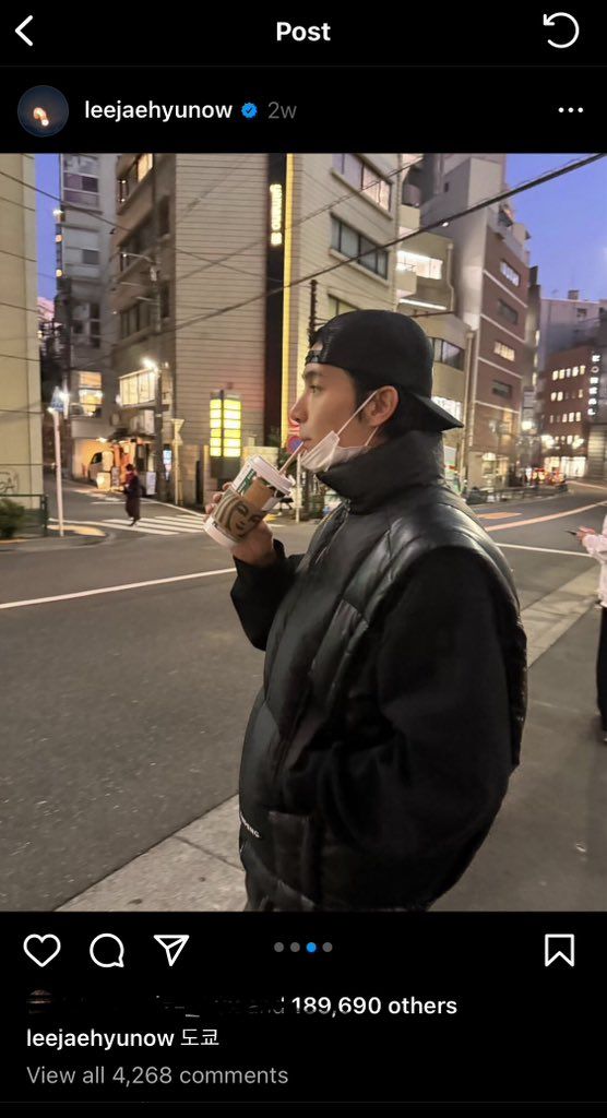 Lee Jaehyun The Boyz minum kopi Starbucks