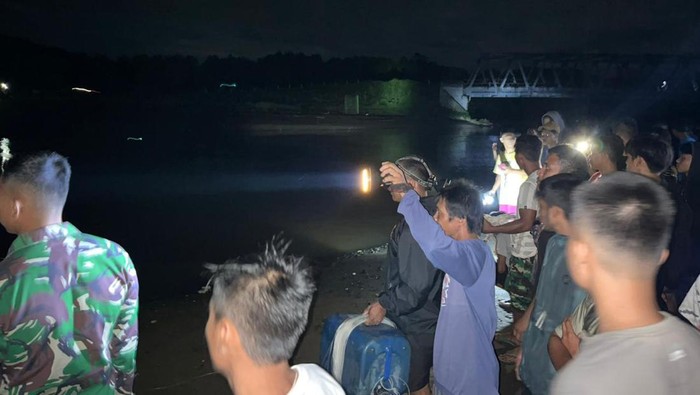 Warga berkumpul di lokasi pria diterkam buaya di Mamuju, Sulawesi Barat (Sulbar).